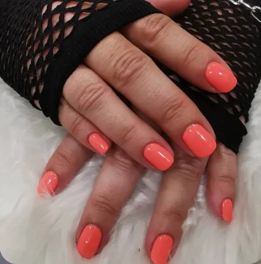 Manicura en vermell amb acabat brillant