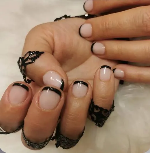 Manicura francesa en negre