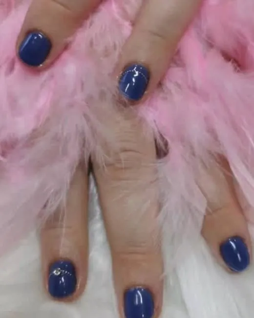 Manicura blava amb detall de cristall