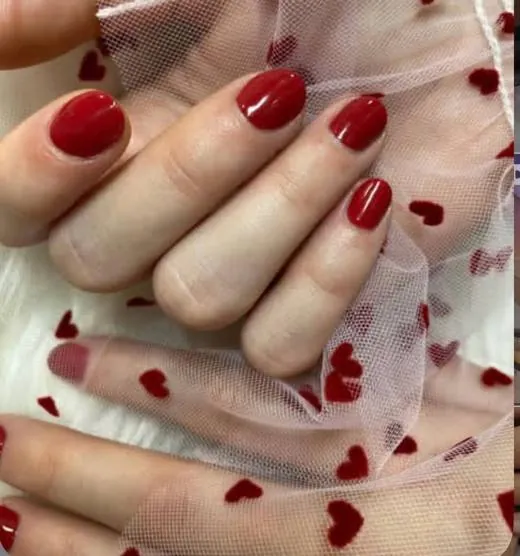 Manicura corall amb acabat brillant