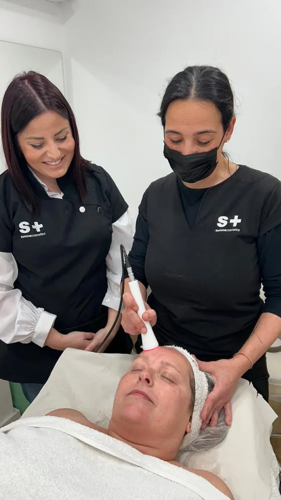 Tractament facial de mesoteràpia amb el capçal de llum