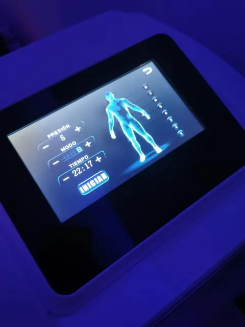 Pantalla de l'equip de pressoteràpia amb pressió, mode i temps