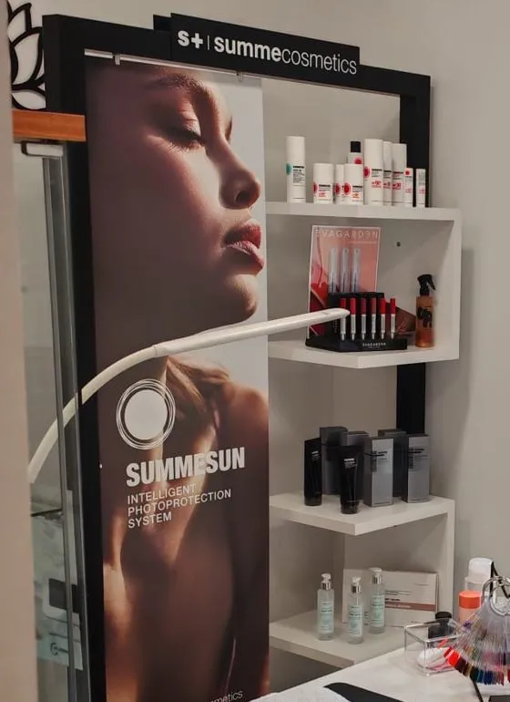 Expositor de productes Summe Cosmetics al centre