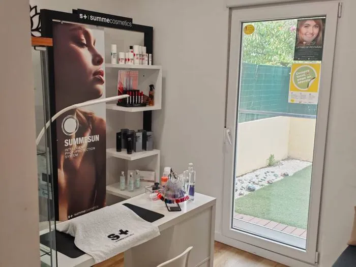 Sala de manicura amb expositor de productes i porta a la terrassa