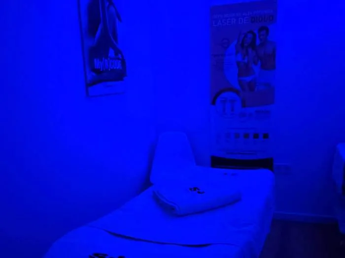 Cabina de massatges amb il·luminació blava relaxant